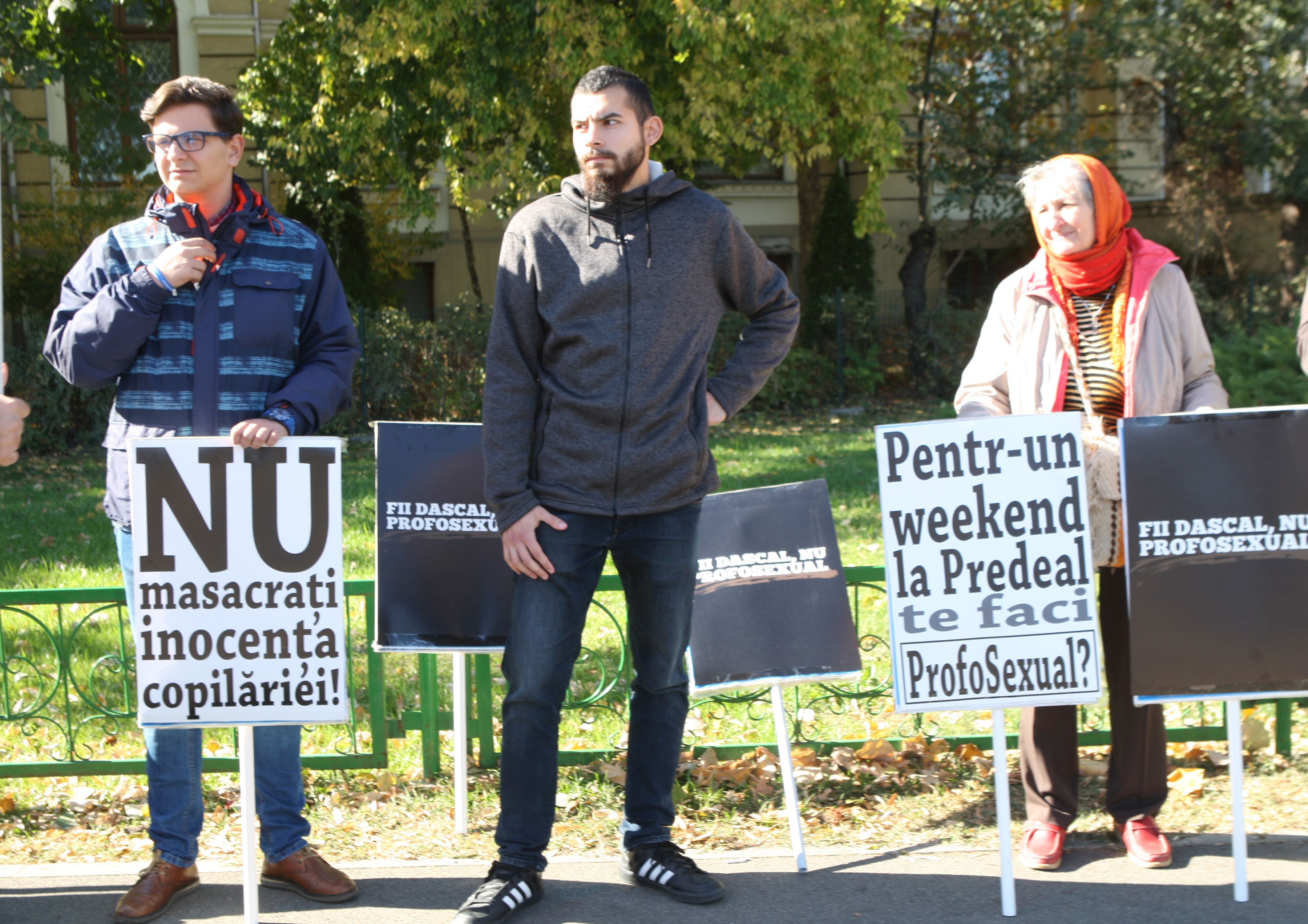 GALERIE FOTO / Protest al părinților în Piața Victoriei, joi, împotriva propagandei homosexuale în școli