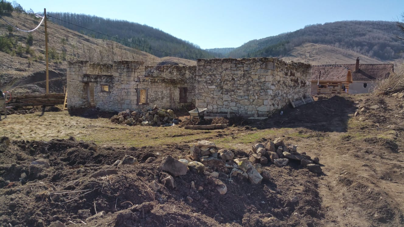 REPORTAJ. Problemele unui antreprenor întors acasă: „Cei de la ISU m-au întrebat: «Dar plan de evacuare cădere meteoriți aveţi?» Glumeau sau nu?”