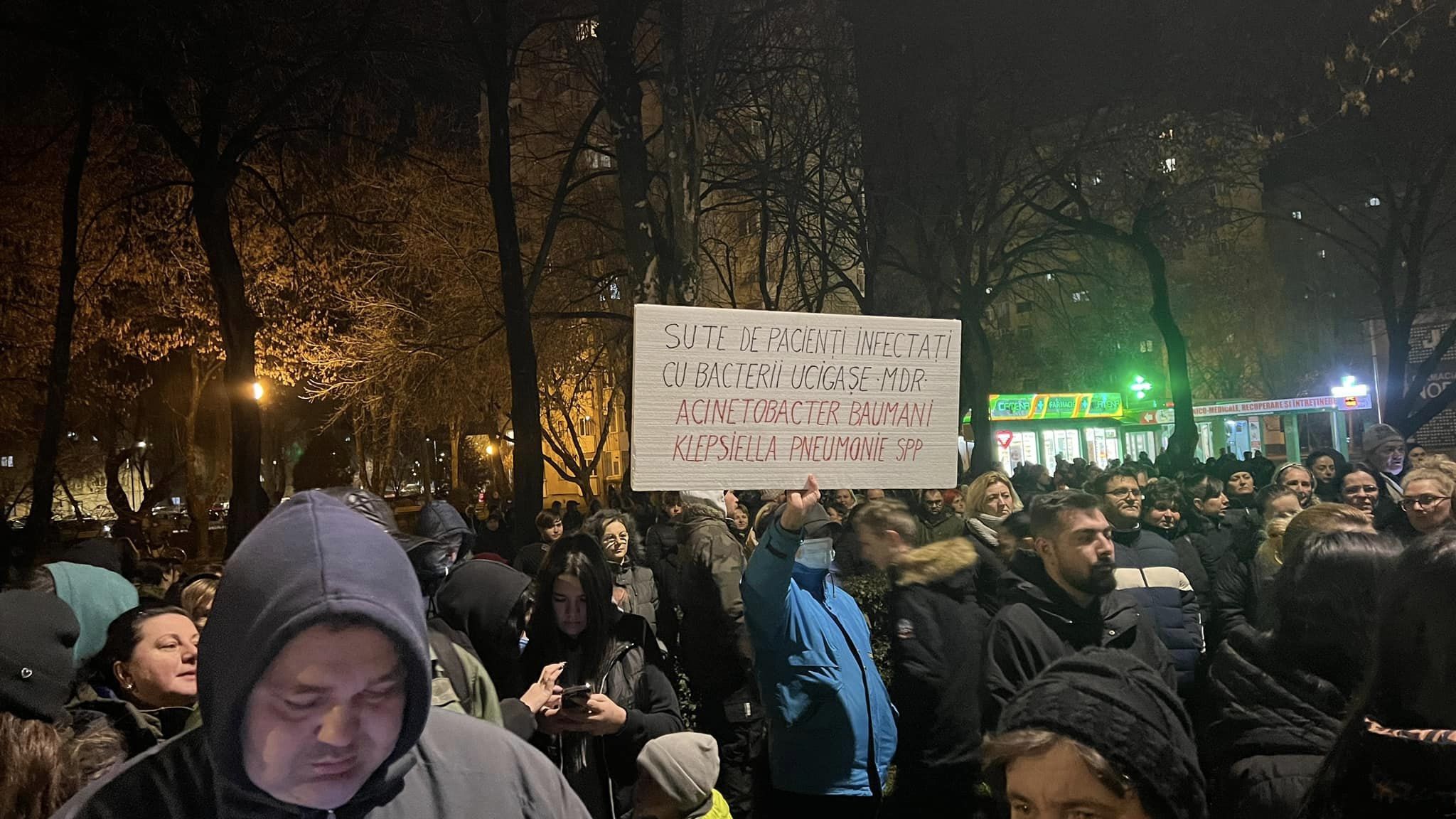 Sute de oameni au protestat în faţa Spitalului Judeţean din Satu Mare, după ce o fată de 15 ani a murit la Urgențe. Ce acuzații aduce familia