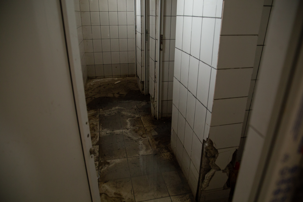 REPORTAJ. Pentru mii de copii de la sate, noul an şcolar va însemna măşti chinezeşti, întoarcerea la toaletele turceşti şi la minciunile româneşti!
