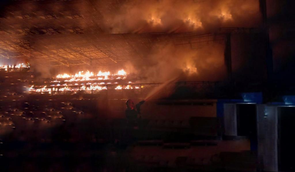 Incendiu la stadionul din Slobozia din cauza unui fulger. Tribuna oficială a ars ca o torță | VIDEO