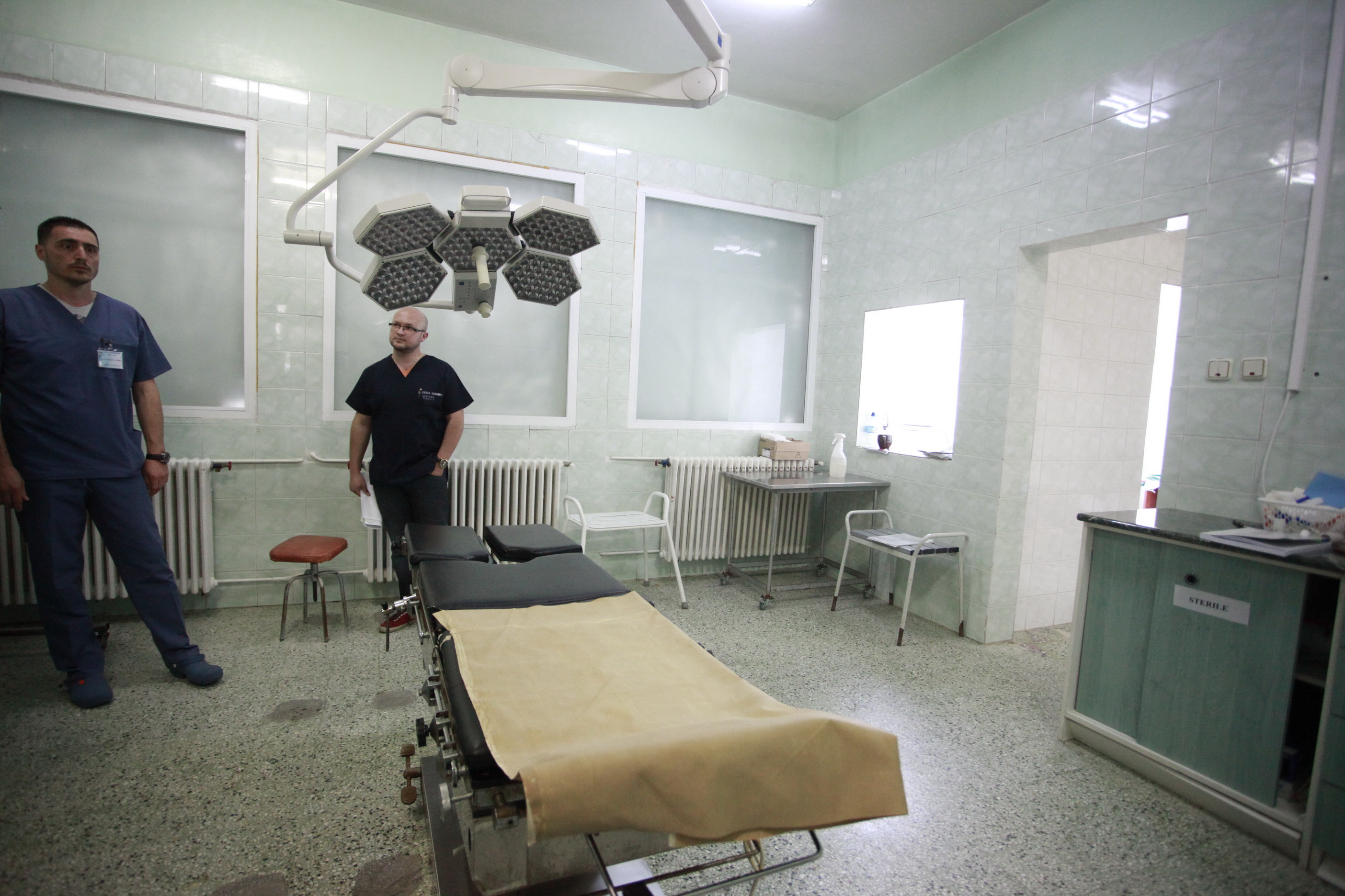 FOTO/ Operație în premieră realizată cu succes de trei medici tineri din Buzău