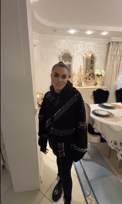 Imagini din casa lui Adrian Minune din Ștefăneștii de Jos. În garajul vilei sunt cele două mașini de lux, un Ferrari și un Lamborghini