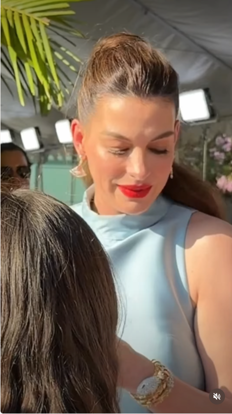Anne Hathaway, reacție amuzantă după valul de critici la adresa ei. „Veniți cu mine în haosul petrecerii!”