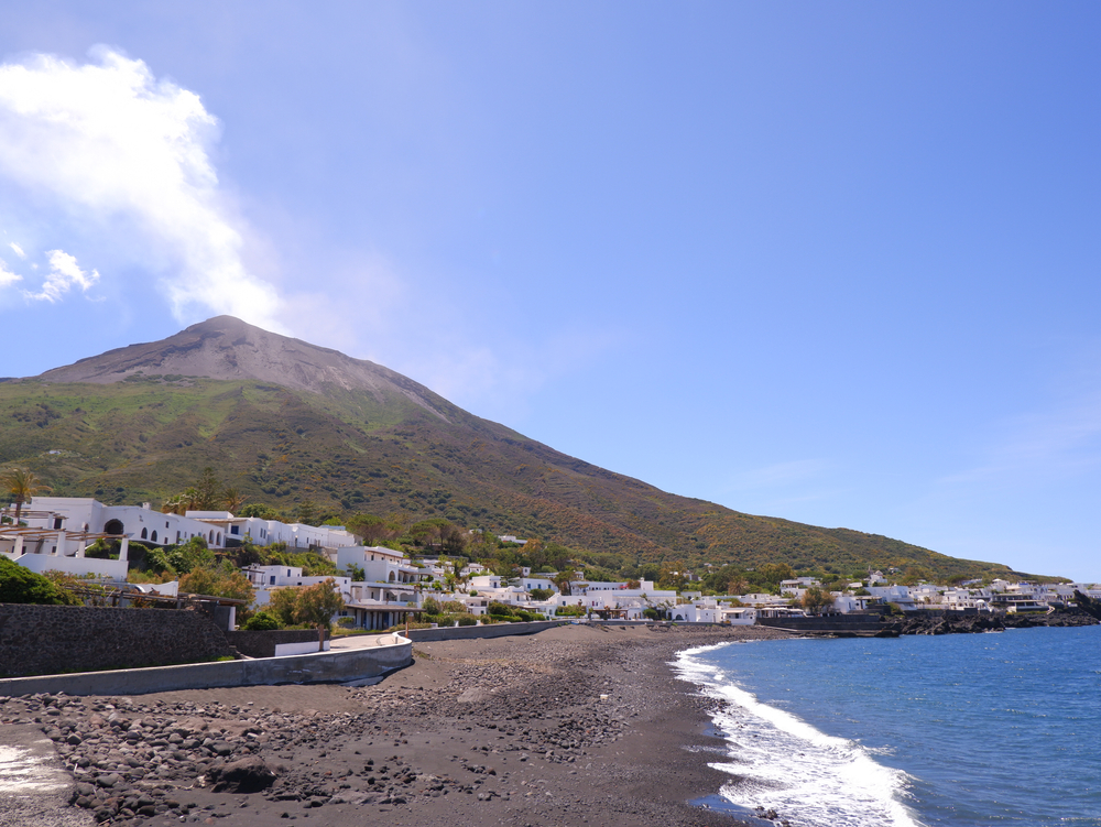 Vulcanul Stromboli din Italia – localizare, istoria erupțiilor, curiozități