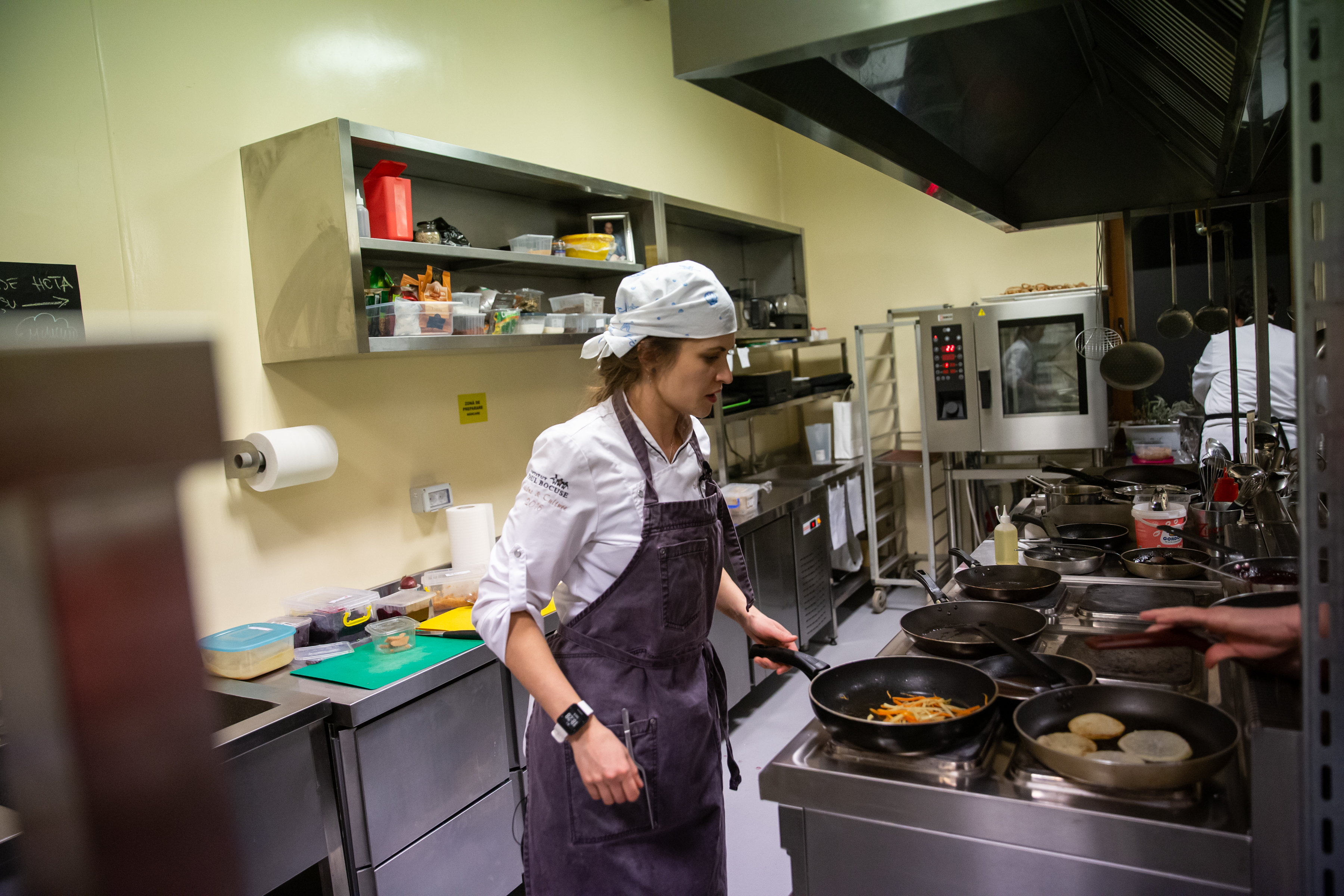 Pariul Mădălinei: primul restaurant din România unde nimic nu se aruncă, totul se transformă. Ce gust au chipsurile din zaț de cafea și piureul din coji de mere?