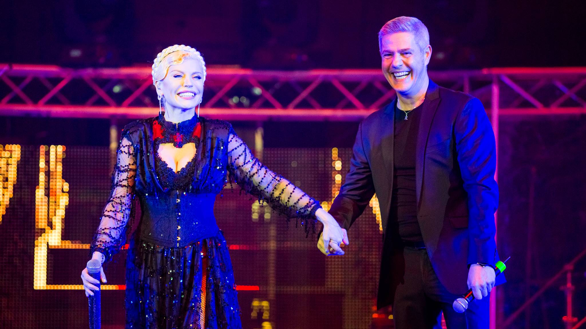 Loredana, în genunchi pe scenă. A cântat cu lacrimi în ochi | FOTO&VIDEO