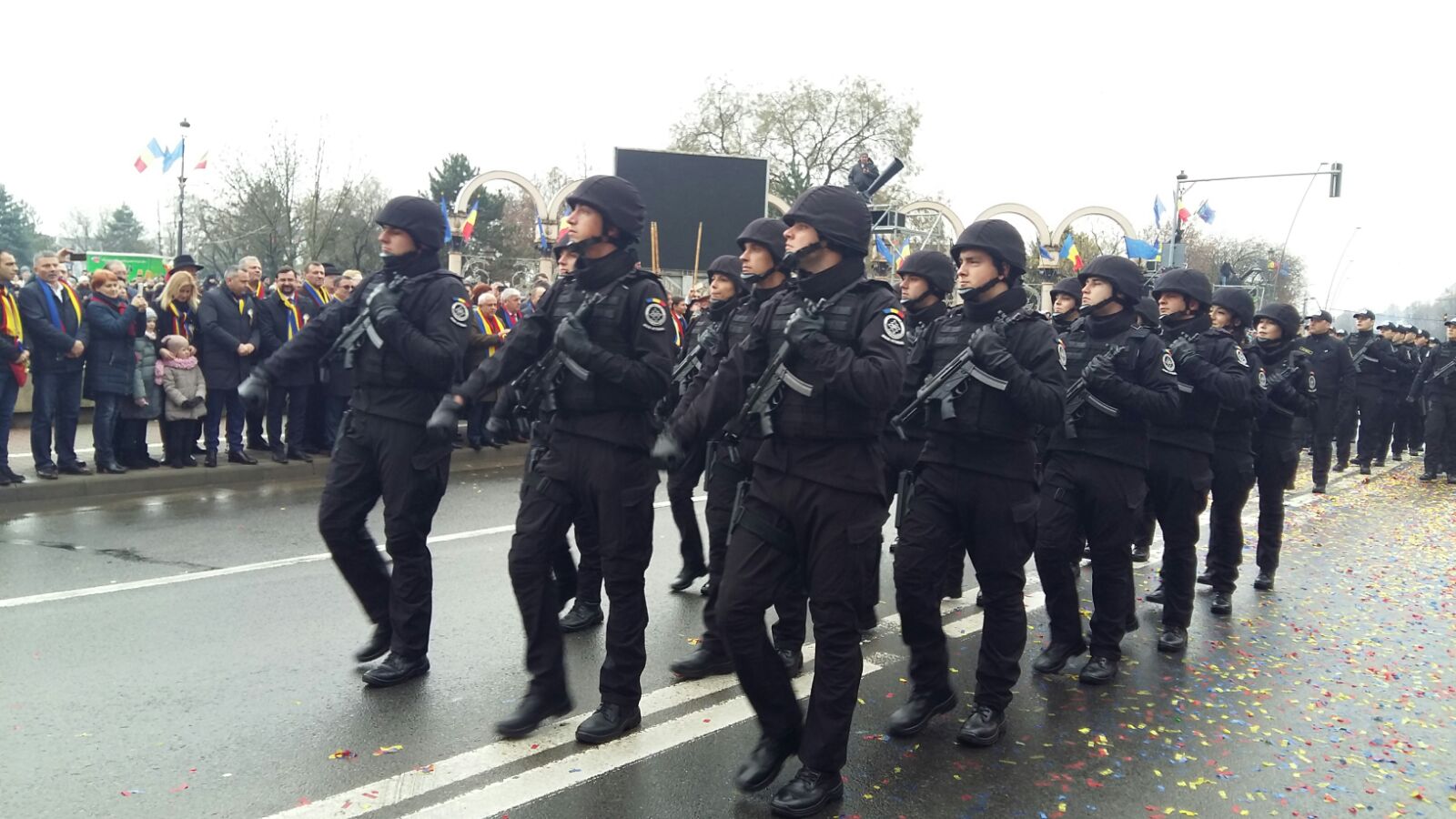 Mii de oameni, la parada militară de la Alba Iulia. Oamenii stau la coadă la fasole cu cârnați| VIDEO