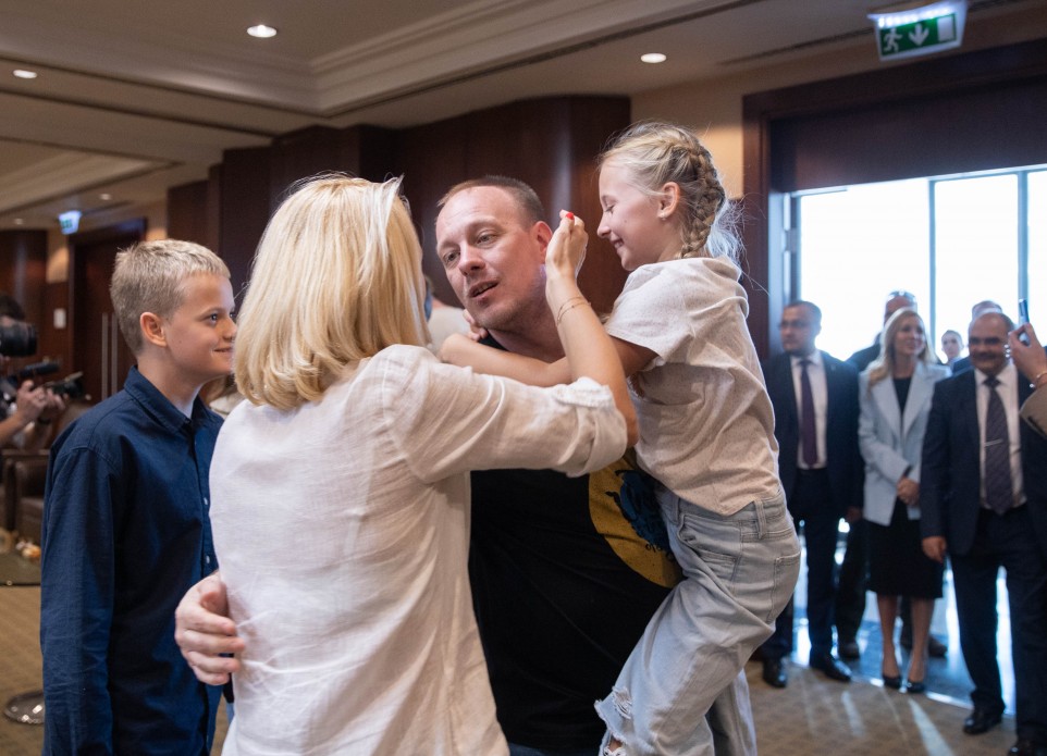 Comandanții Batalionului Azov s-au întâlnit cu familiile lor pentru prima oară de când au fost eliberați de ruși, într-un schimb de prizonieri