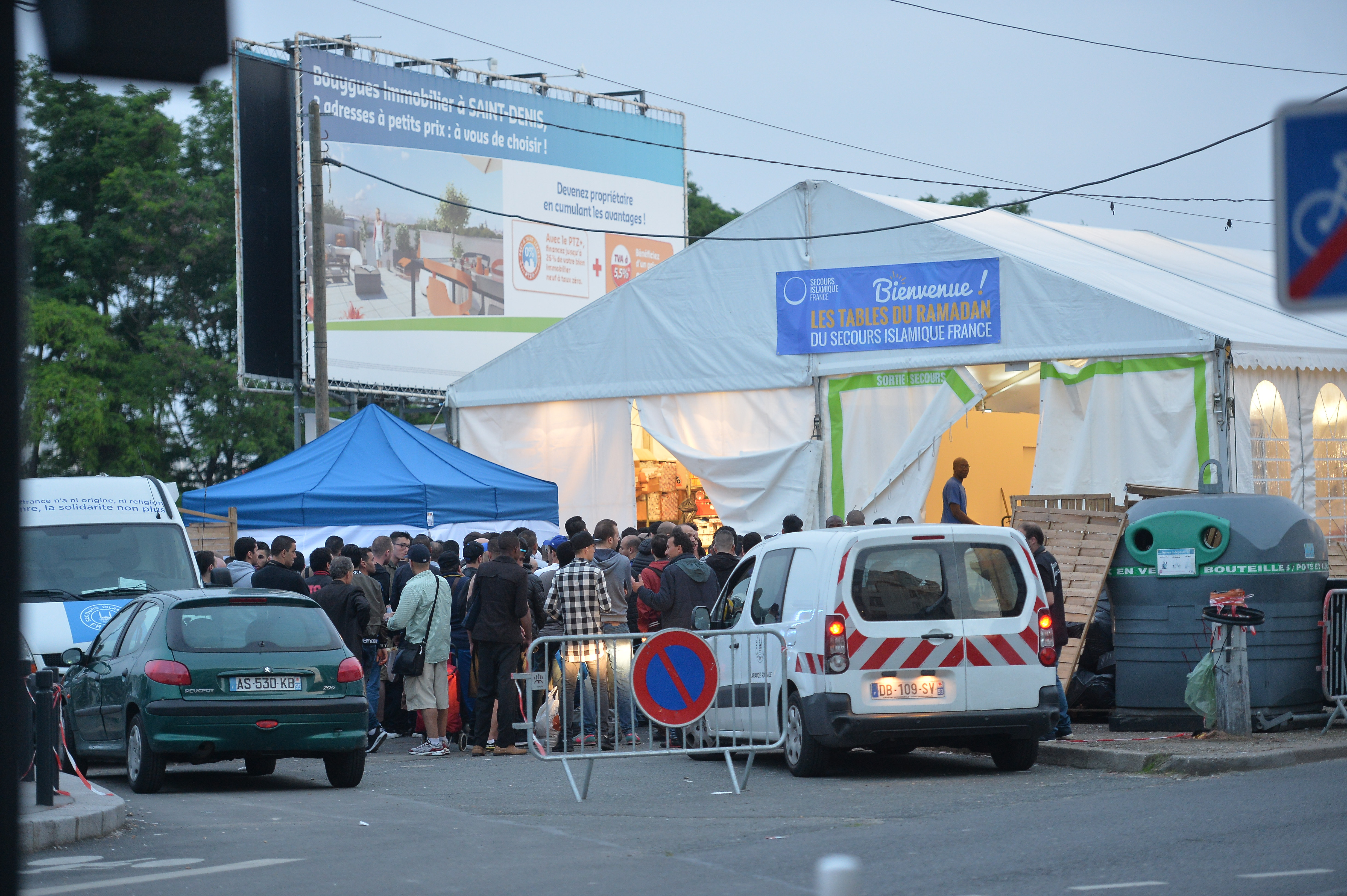 Euro 2016. Reportaj din infernul de la Saint-Denis. Vineri jucăm aici, pe Stade de France, cu gazdele! ”Explodează câte o bombă la două săptămâni și se trage cu Kalașnikovul” EXCLUSIV&FOTO