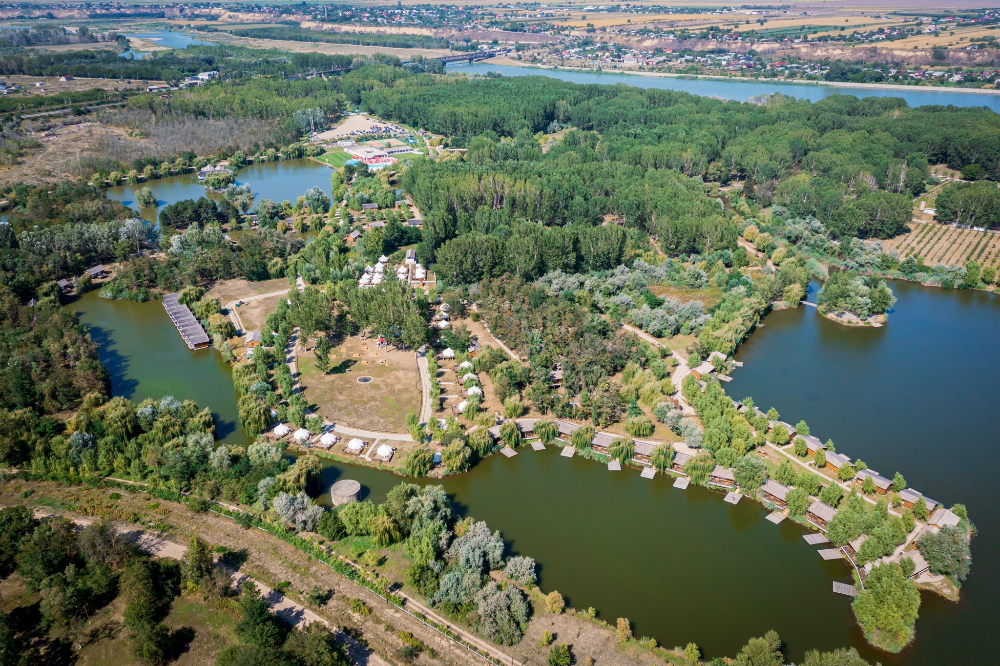 „Delta Dunării” de pe Siret. Satul de vacanță de 82 de hectare, cu zoo, pescuit sportiv și kilometri de canale unde te poți plimba cu barca