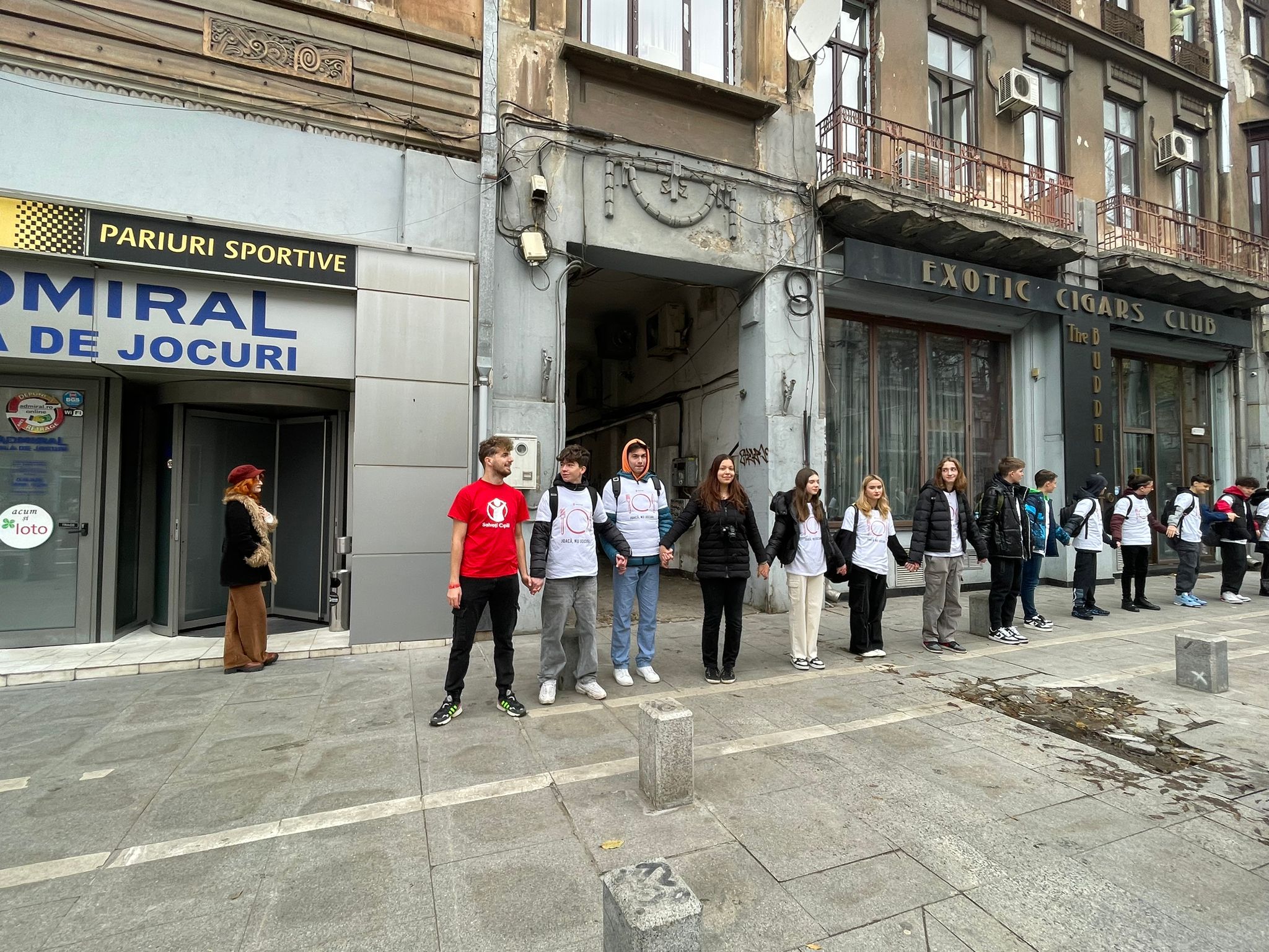 Elevi din București au făcut un lanț uman de la școală până la prima sală de păcănele. Era la doar 150 de metri distanță