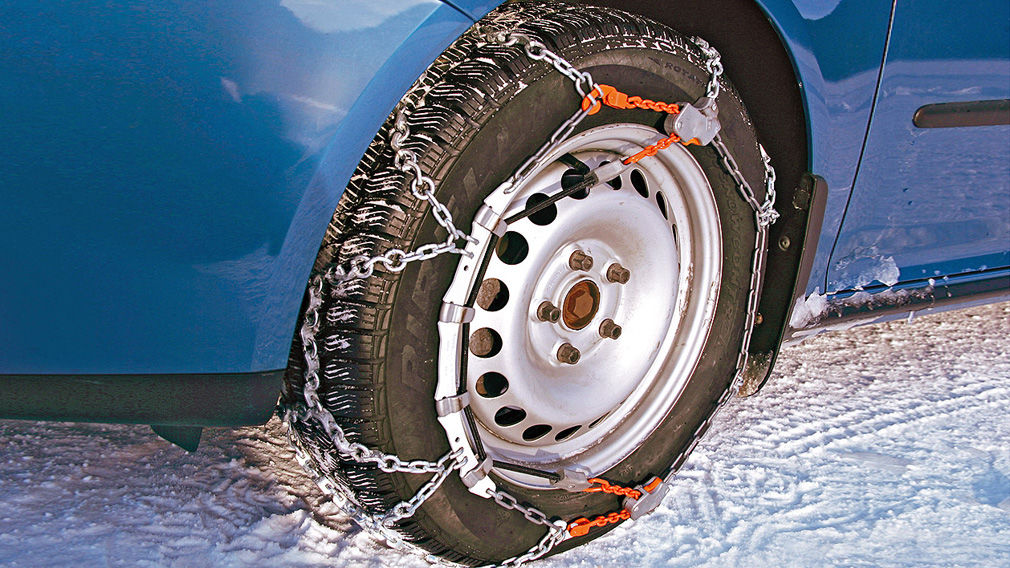 Így kell vezetni hólánccal, hogy biztosan az úttesten maradjon