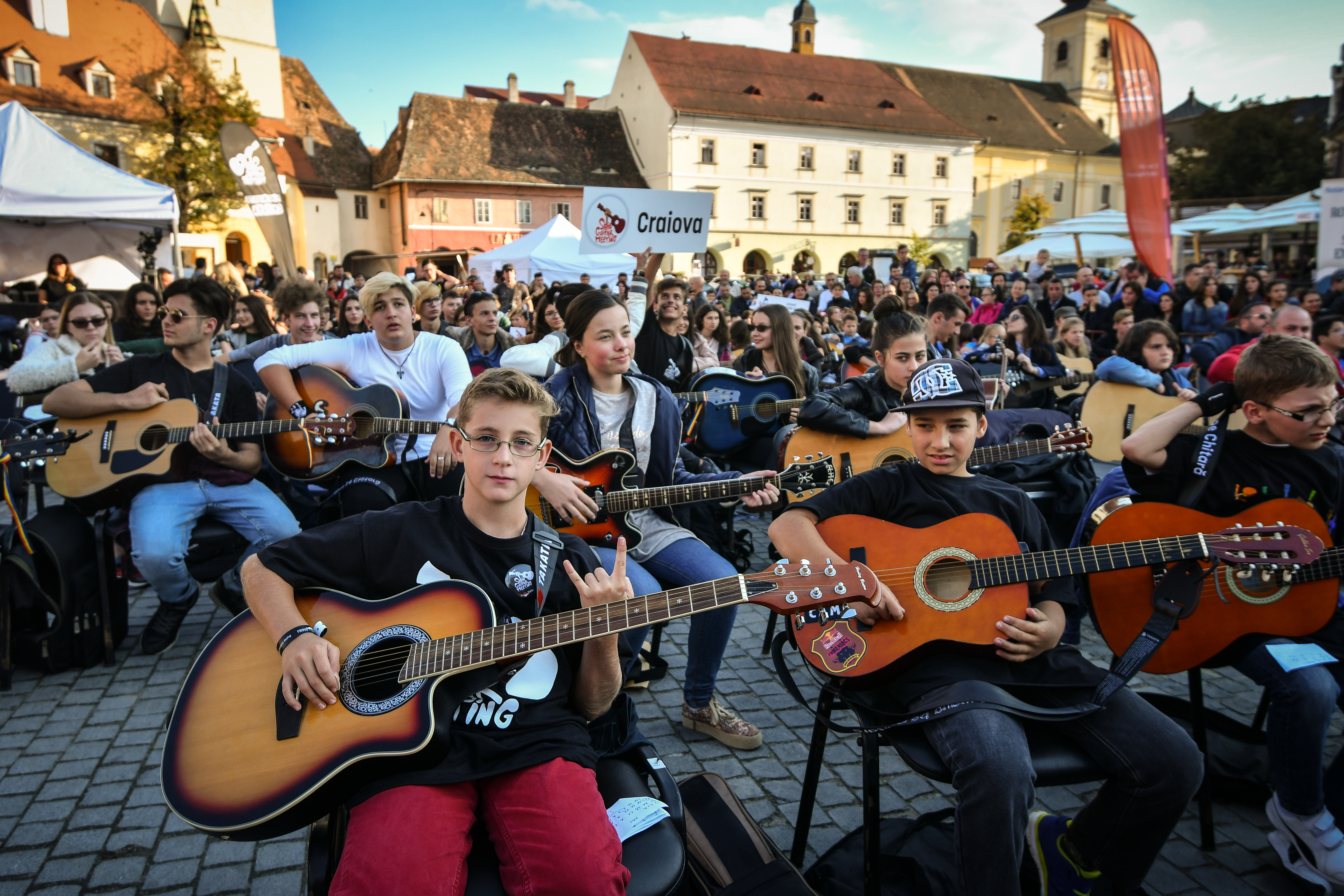 Sute de tineri şi-au acordat chitarele şi au cântat la unison la Sibiu FOTO&VIDEO