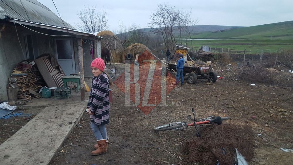 Fetița din Iași care este mamă la 11 ani pentru fratele ei. Copiii au fost abandonați de mamă