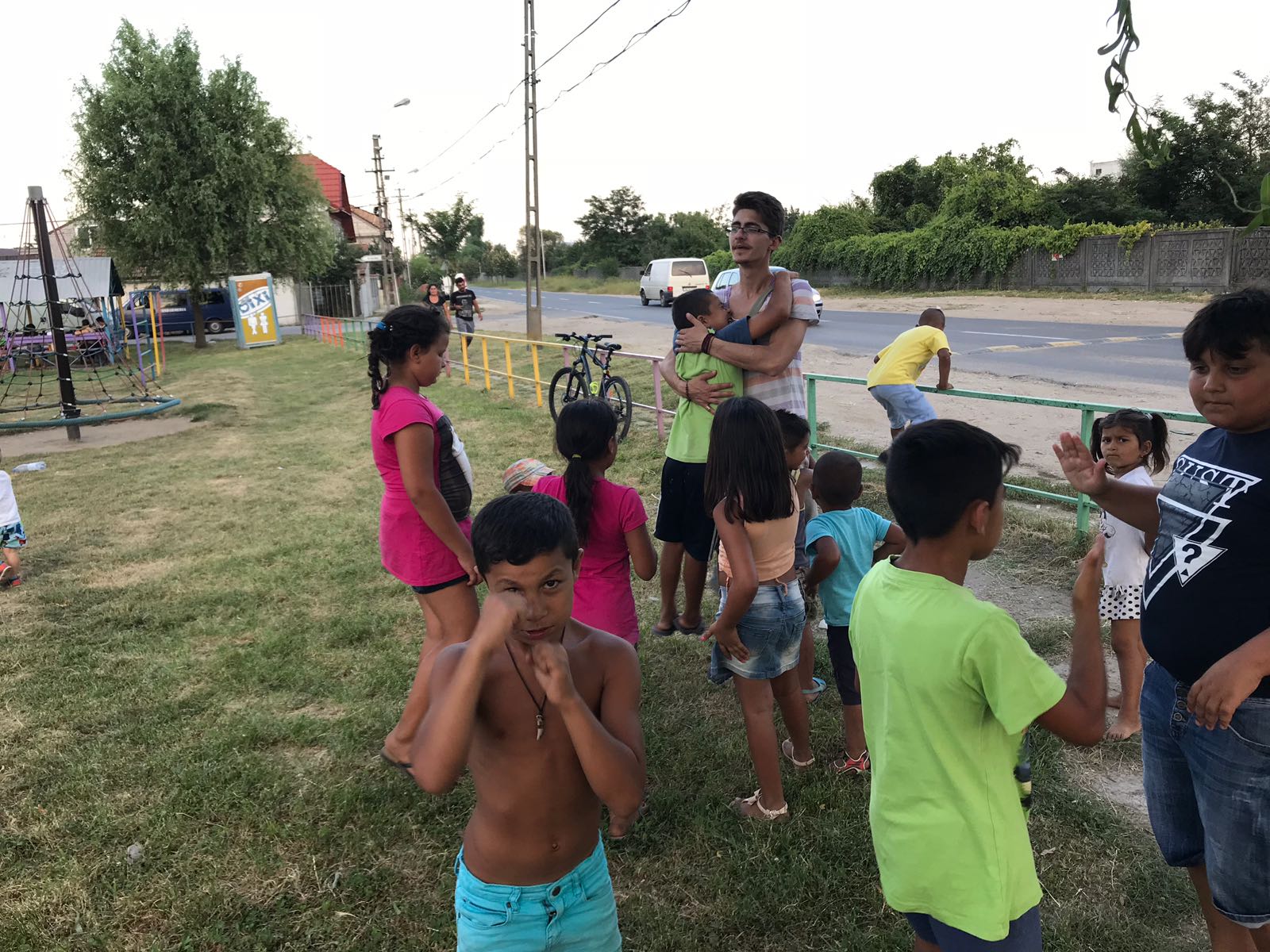 REPORTAJ/ Realitatea dură din mahalaua Timişoarei. Au vrut să facă teatru cu copiii, dar au pornit prin a-i învăța să spună "mulțumesc" şi să nu se mai ia la bătaie