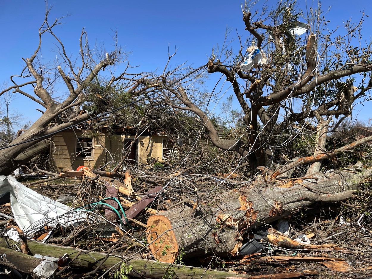 O tornadă a măturat statul american Mississippi, lăsând în urmă zeci de morți și de răniți