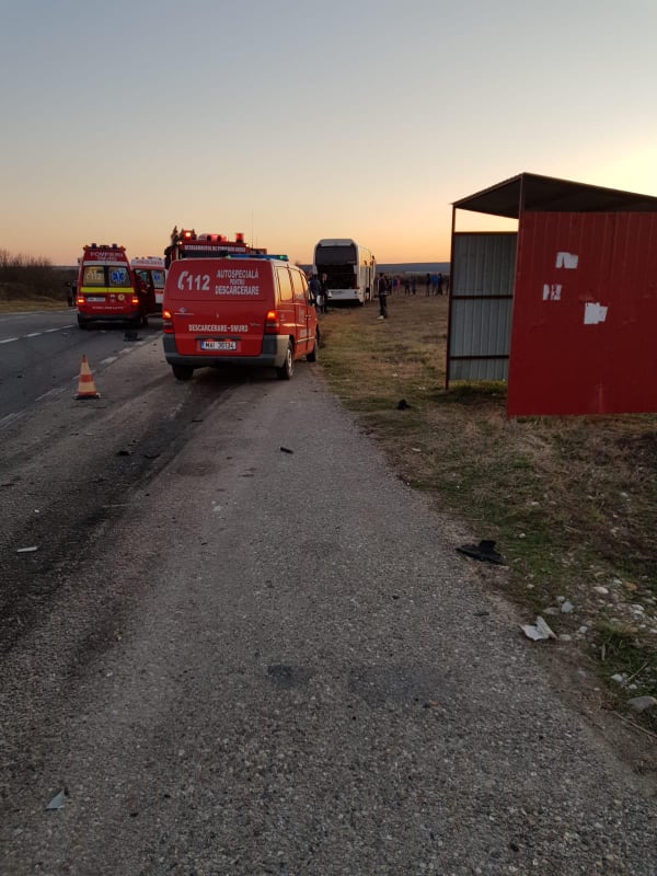 O persoană a murit și cinci au fost rănite, după impactul dintre o maşină şi un autocar pe un drum din Timiș