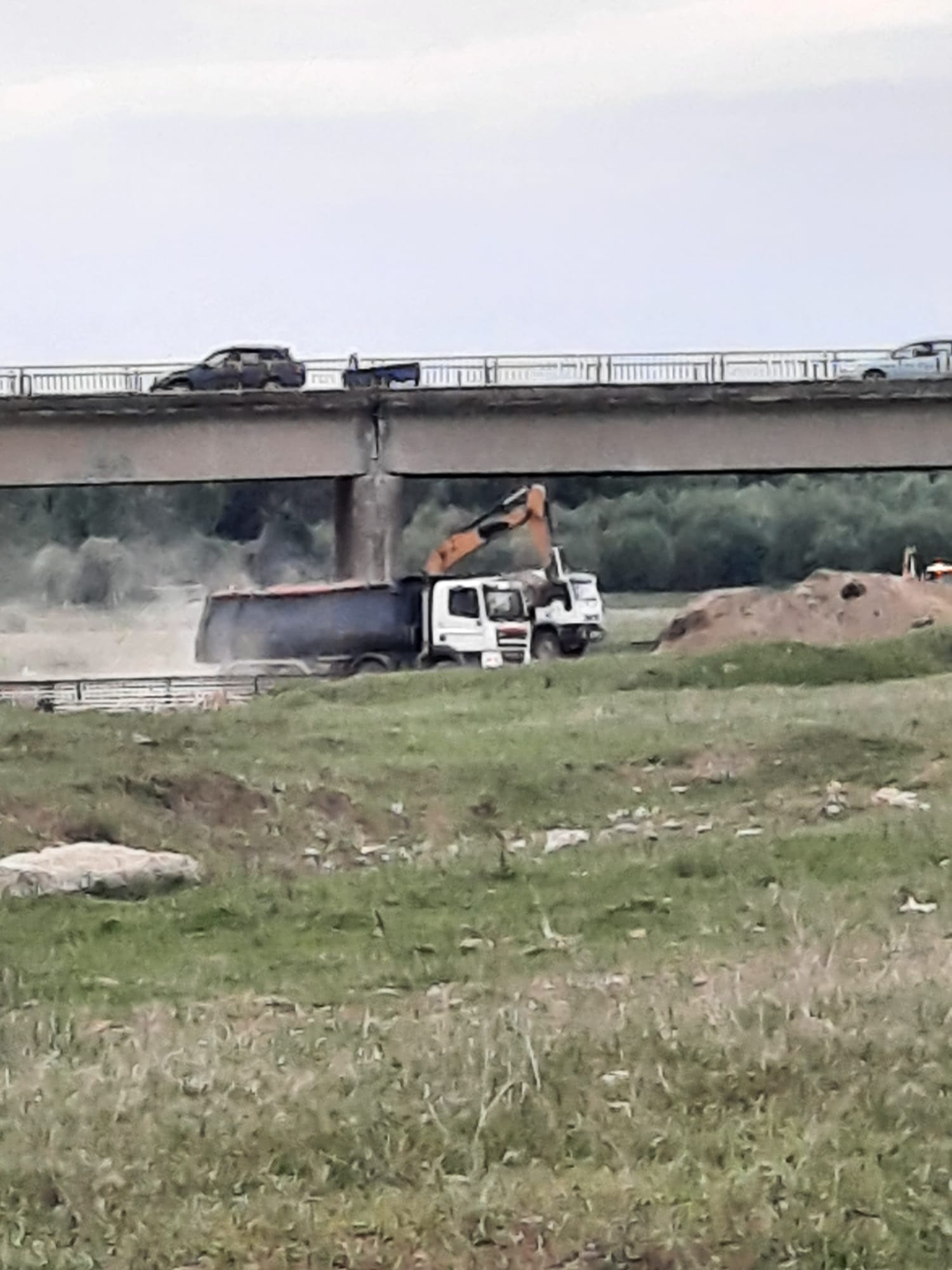 O firmă care a câștigat consolidarea unui pod în Suceava este aceeași care a fost filmată de localnici când ridica balast de sub pod