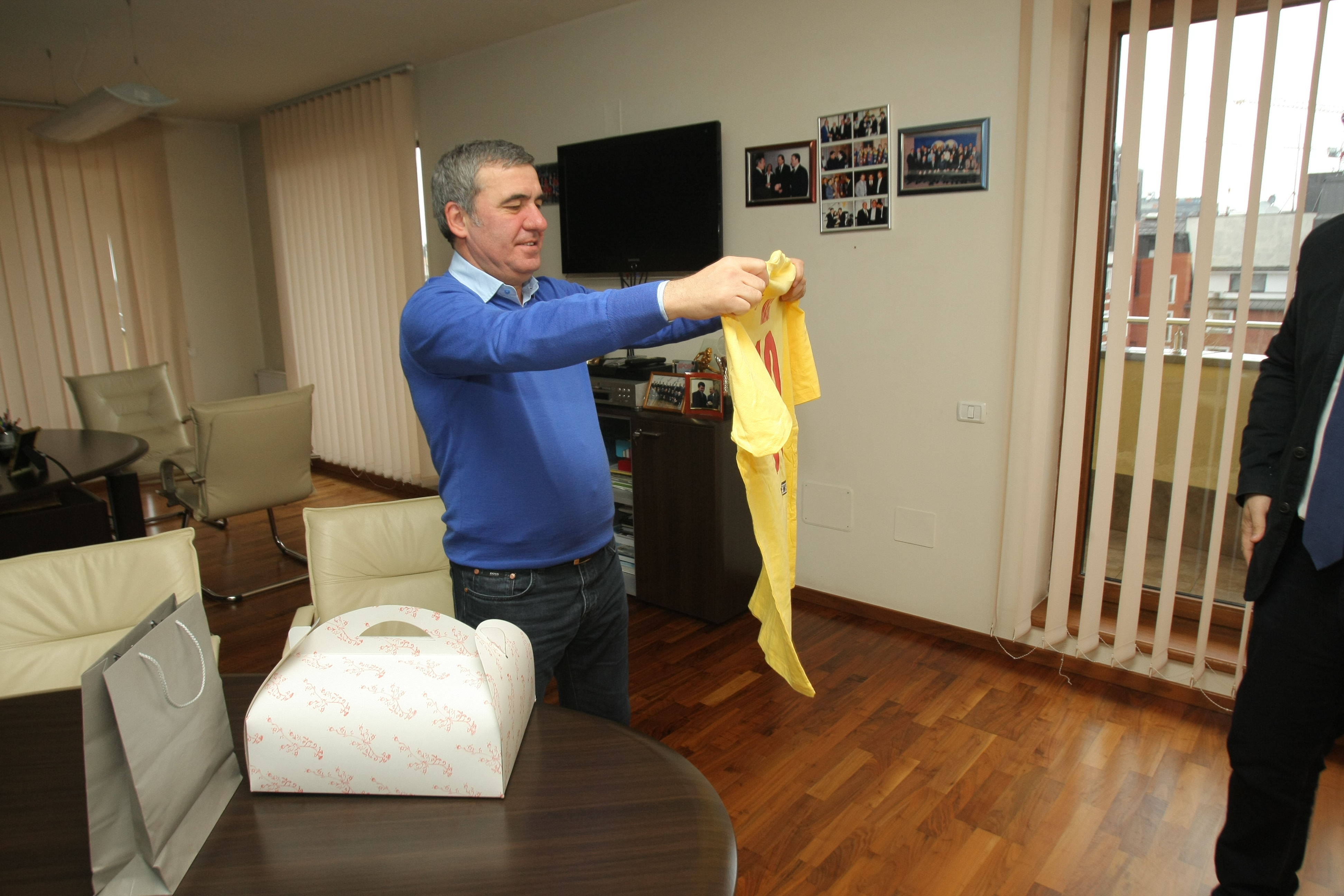 Gică Hagi 50 - ”Regele” a fost mișcat când a citit ce se striga pe străzi în 1994, la Campionatul Mondial din SUA: ^”Iliescu minte, Hagi președinte!” / VIDEO&GALERIE FOTO