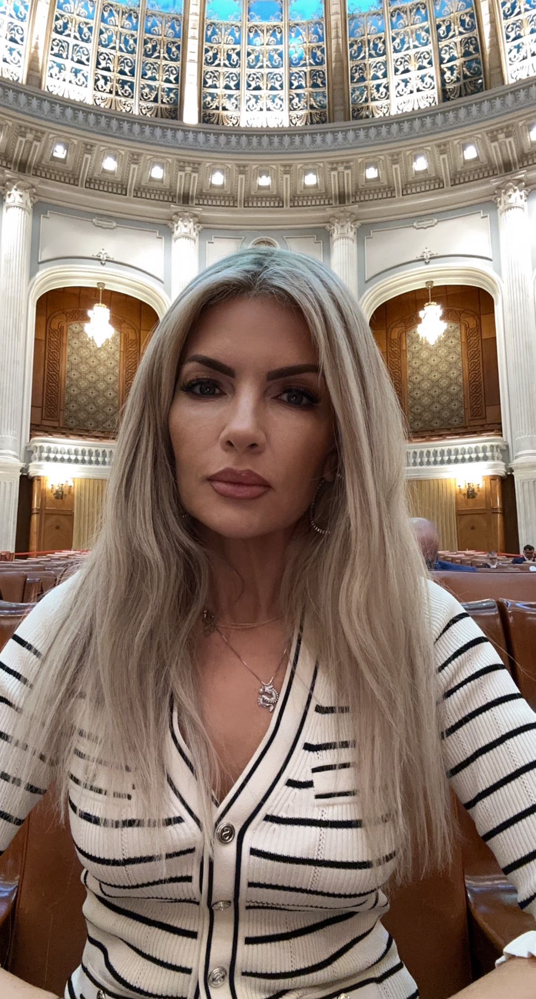 Cât ar costa ținuta cu care Laura Vicol și-a făcut apariția la DIICOT. Doar pantalonii sunt 1.000 de euro