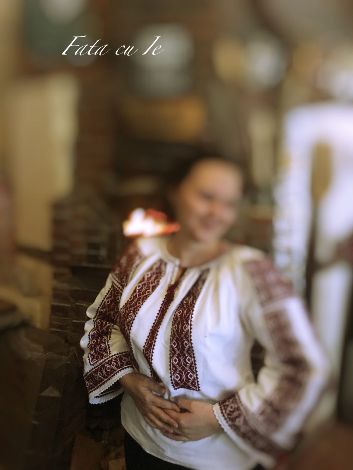 VIDEO / Fata care poartă ie în fiecare zi din anul Centenarului Marii Uniri. ”Semnele cusute pe cămăși poartă mesajul celor dinainte”
