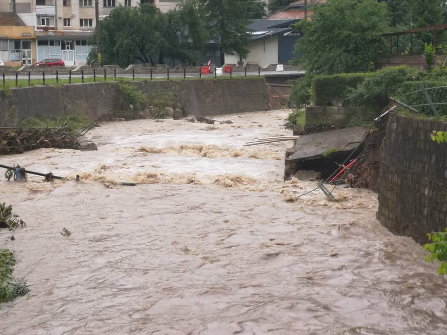 Inundații grave în mai multe județe din țară, după ploile torențiale. Sute de oameni sunt izolați din cauza viiturilor