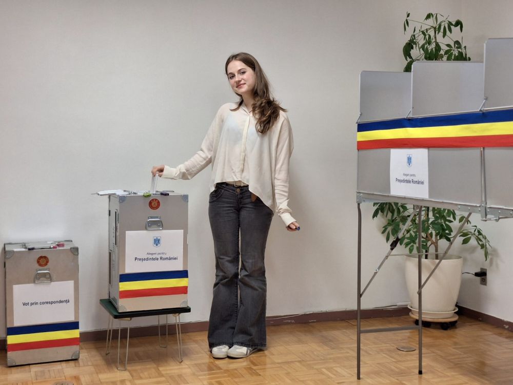 Imagini cu românii care au votat în diaspora la alegerile prezidențiale. Cel mai vârstnic alegător are 100 de ani