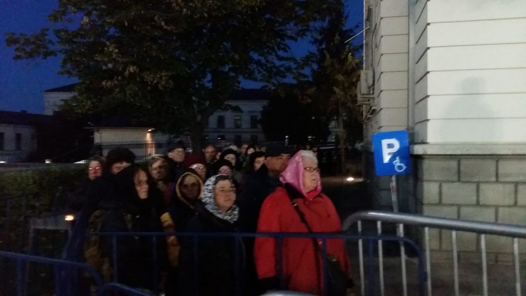 Moaștele Sfintei Parascheva, scoase din Catedrala Mitropolitană din Iași. Mii de pelerini au venit să se închine la ocrotitoarea Moldovei