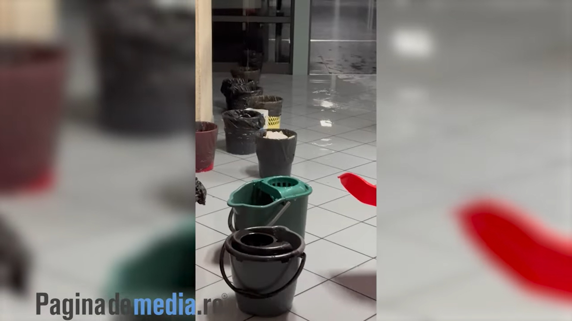 Sediul TVR a fost inundat. Ploile din București au lăsat urme: Bucăți de tavan au căzut în redacția știrilor