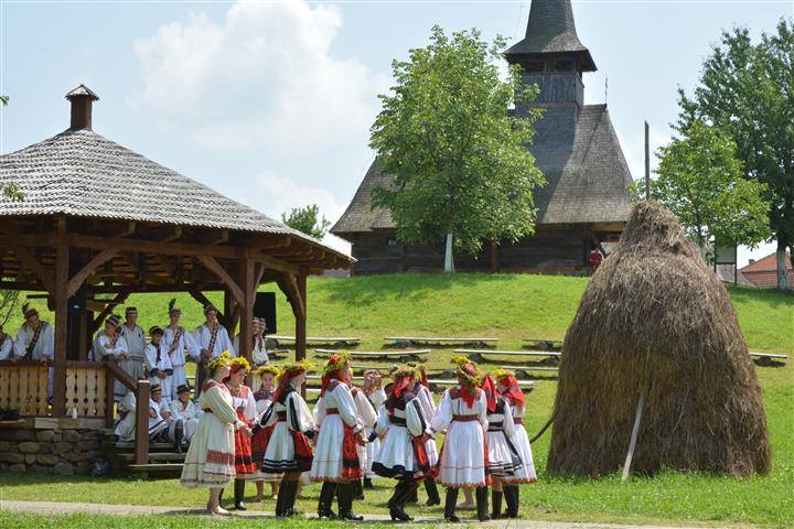 Ziua Universală a Iei | Actorul Toma Cuzin din Las Fierbinți a defilat în cămașă românească în satul lui Brâncuși