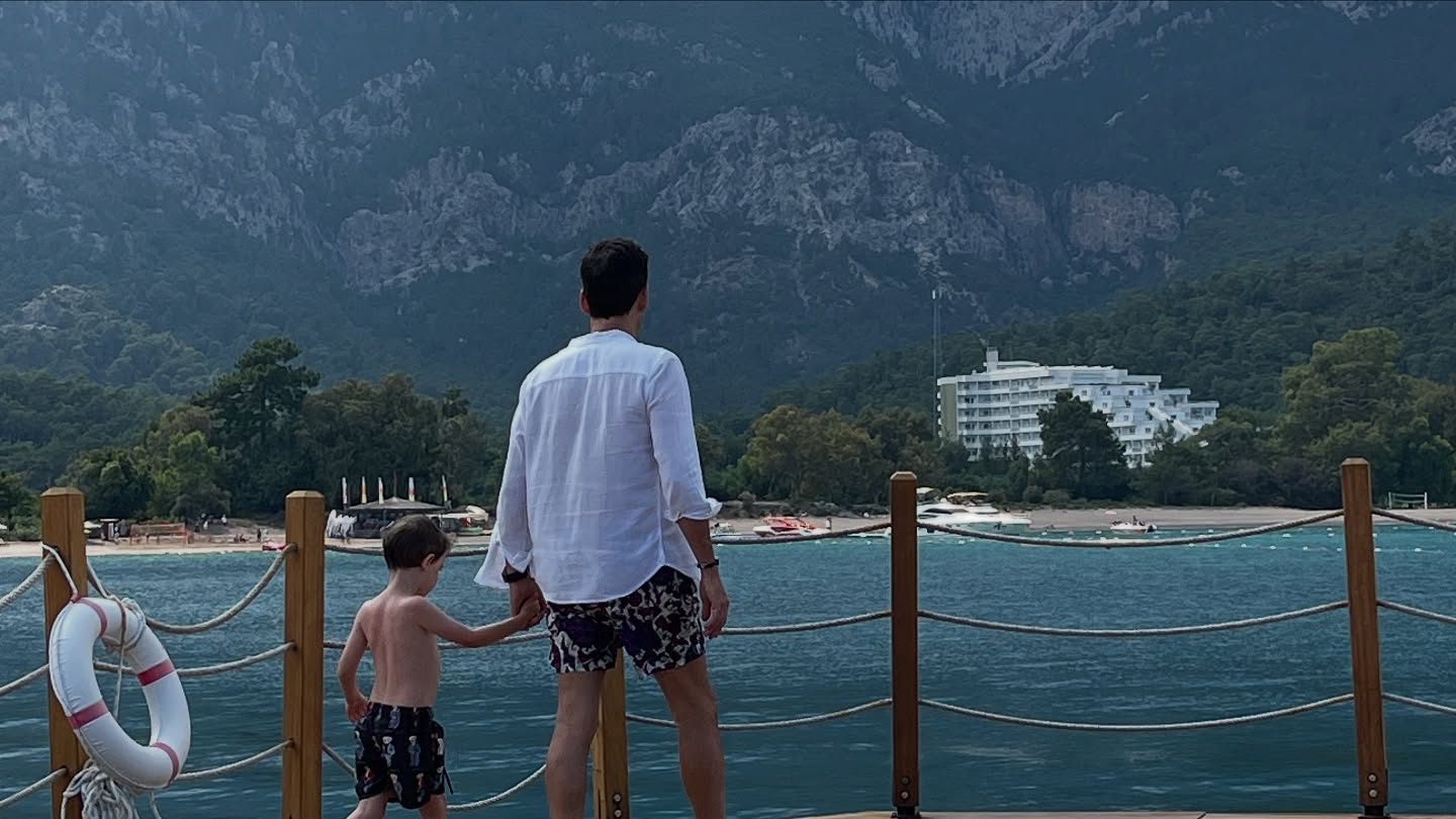 Imagini cu Lavinia Pîrva în costum de baie. Cum a apărut soția lui Ștefan Bănică Jr. la plajă, alături de băiețelul ei