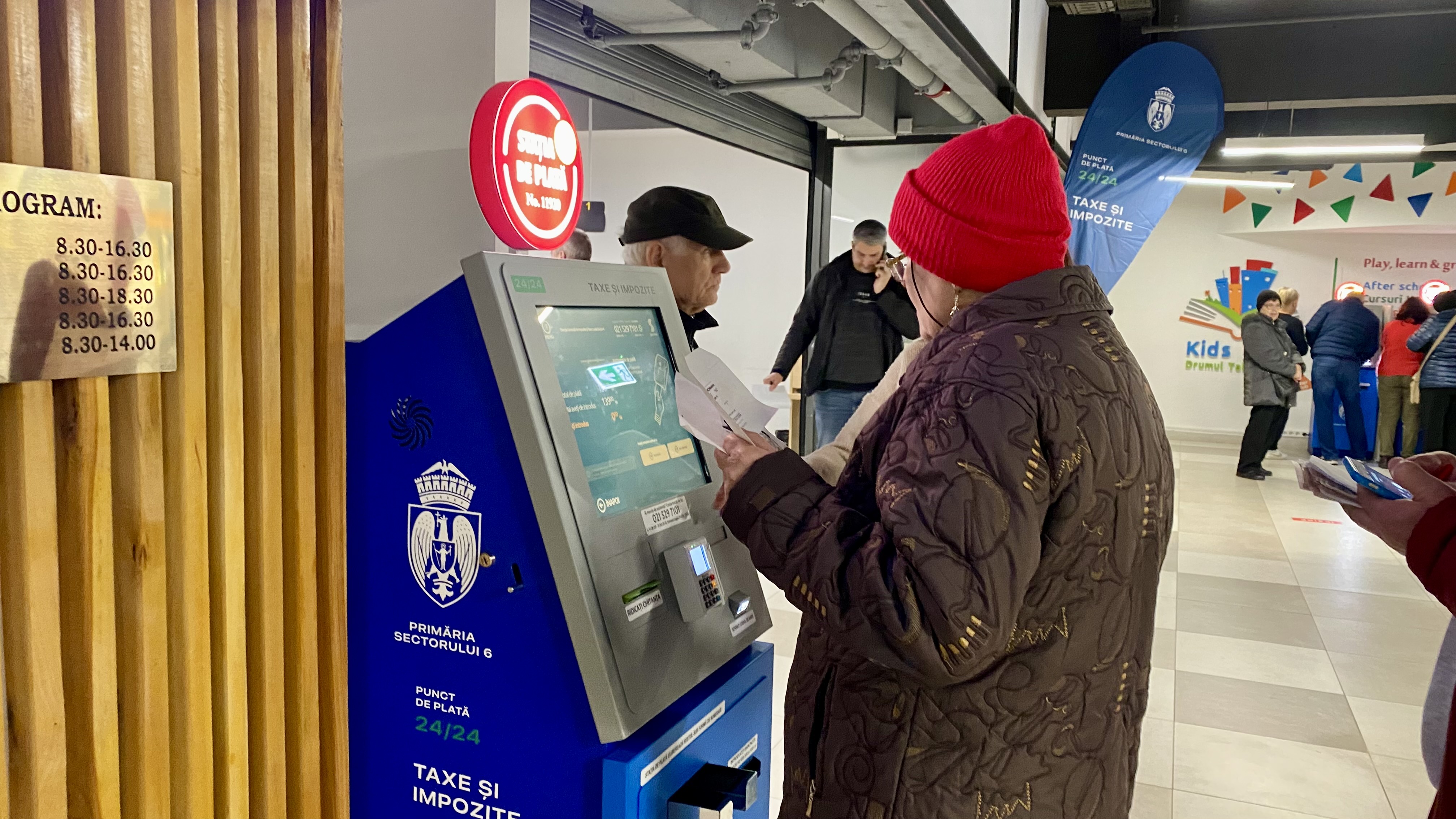 FOTO. Cozi mari la centrele de plată a taxelor, în prima zi lucrătoare din 2024. Dările se pot plăti la stațiile de tip SelfPay, dar și online