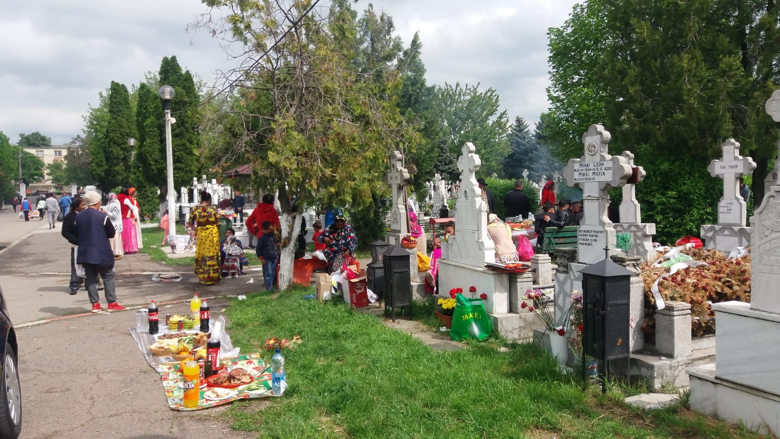 VIDEO | Petrecere cu grătare printre mormintele dintr-un cimitir din Ploiești