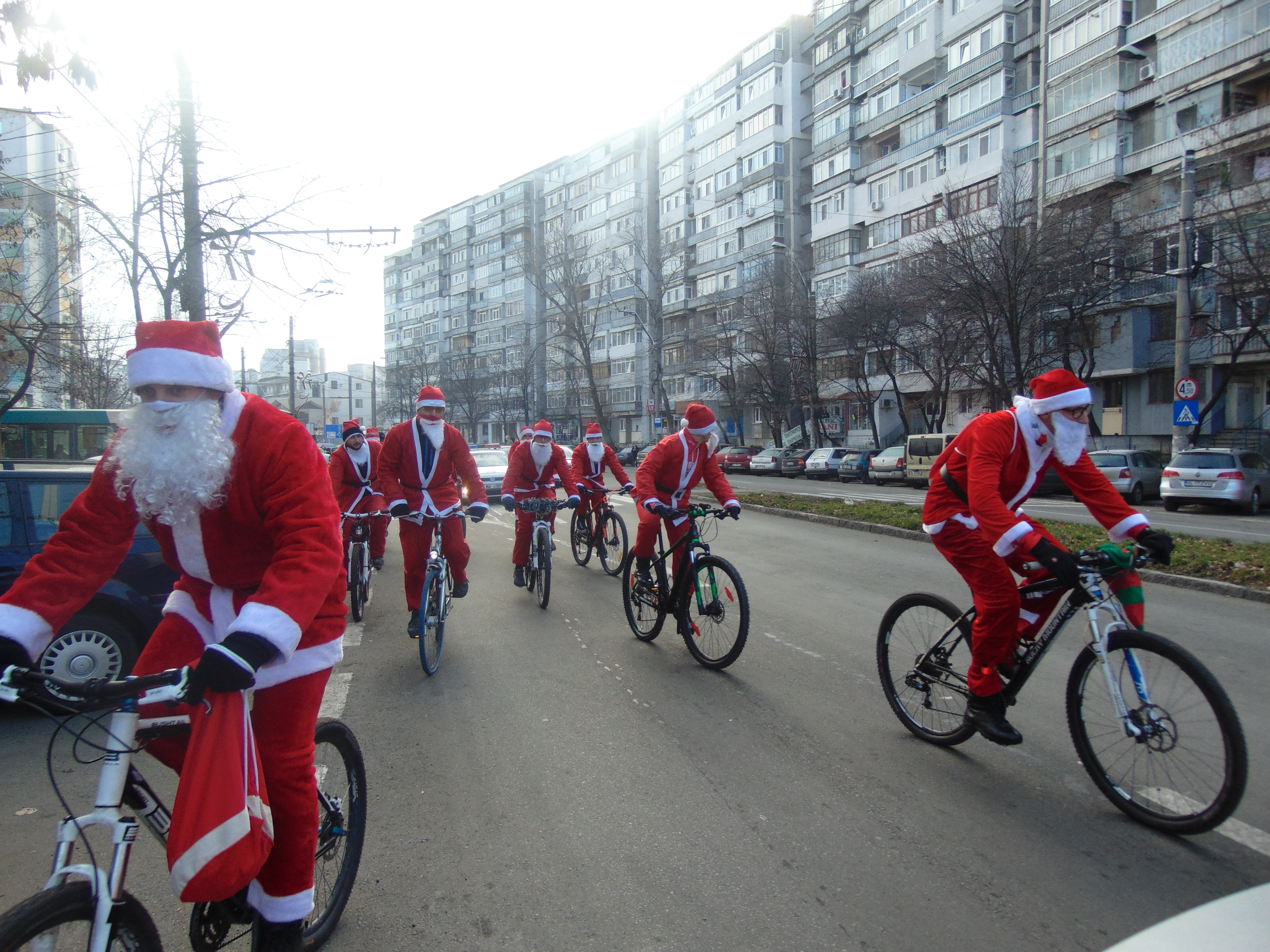 Moș Crăciun a dat sania pe bicicletă și a împărțit dulciuri celor mici. Pe unde se plimbă ciclo-moșii /GALERIE FOTO