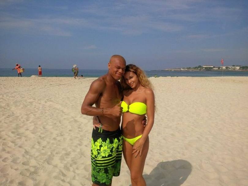Sara, muza care-ți crapă buza! An de an îl iubește pe fotbalistul Jonathan / GALERIE FOTO HOT