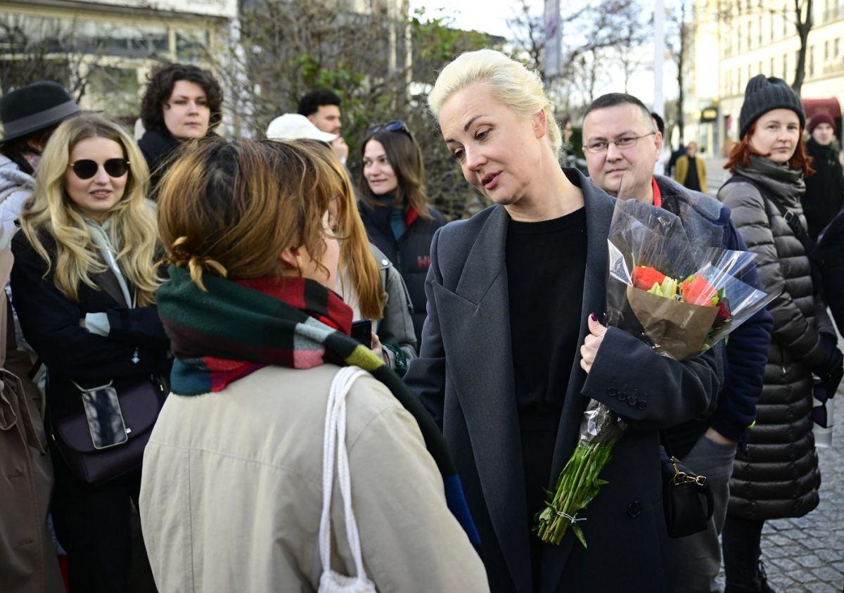 Iulia Navalnaia, în fruntea protestului „Prânz împotriva lui Putin” din Berlin. Văduva lui Navalnîi, aplaudată de oamenii aflați la coadă să voteze