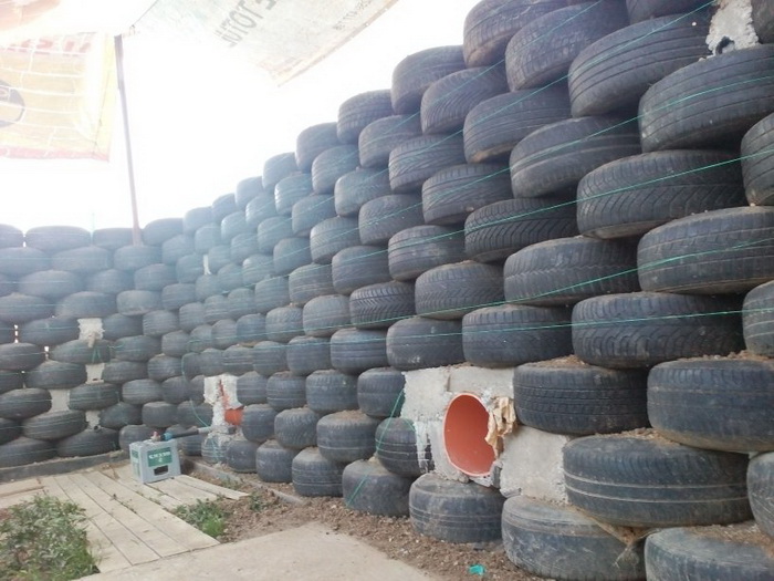 Un orădean și-a ridicat o casă Earthship, cu pereți din 600 de cauciucuri vechi GALERIE FOTO