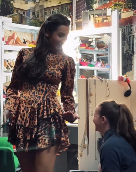 Lili Sandu, filmată în timp ce era dată cu fixativ pe picioare. Trucul folosit de vedetă când poartă rochie din mătase