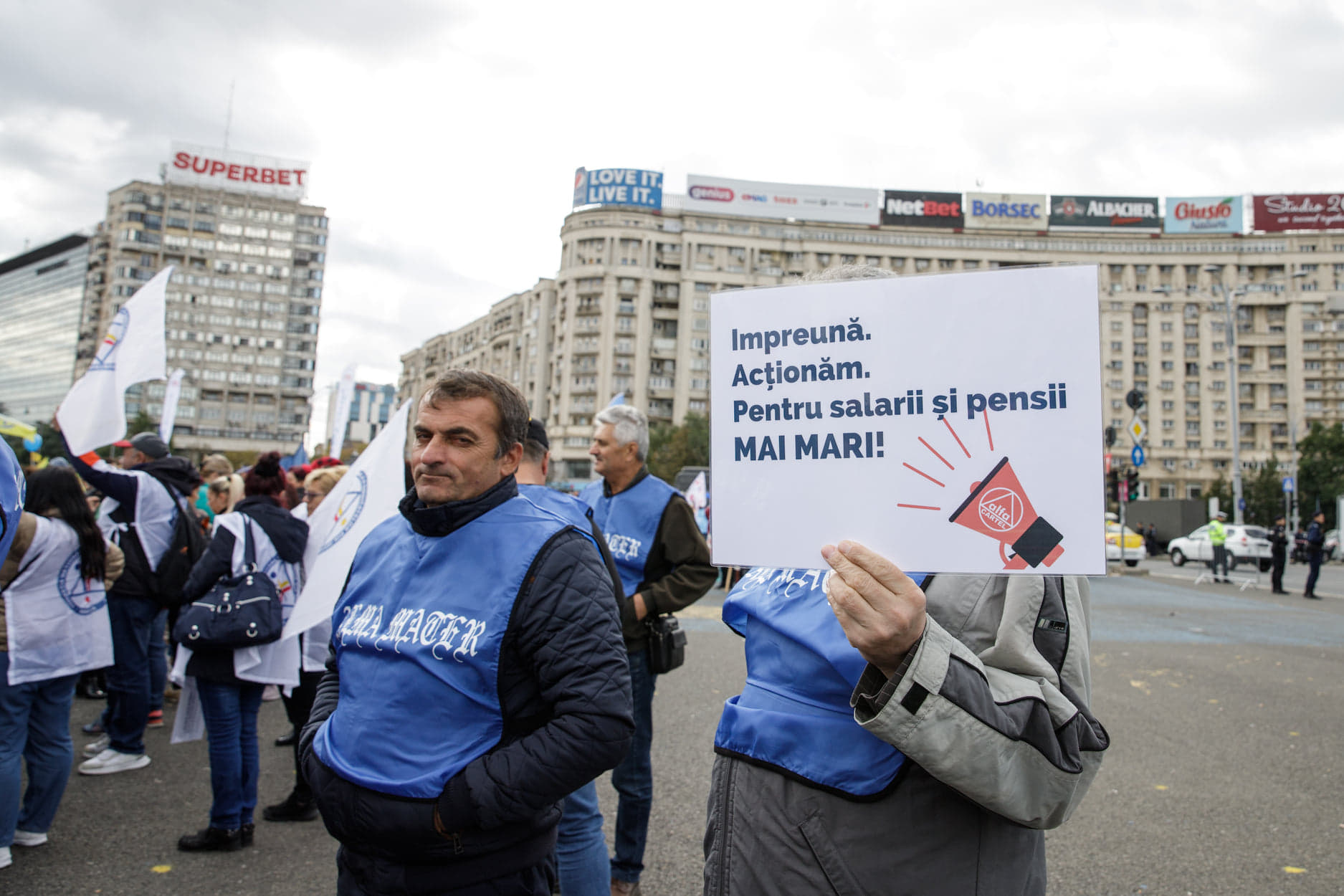 Protest în fața Guvernului. Peste 2.000 de oameni la „marșul anti-sărăcire”. VIDEO