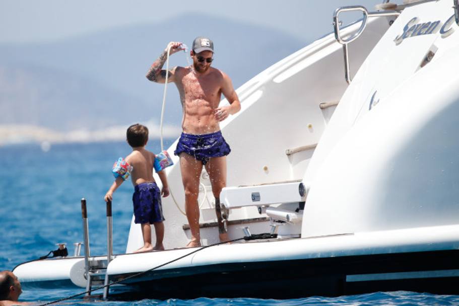 N-au loc unul de altul nici în vacanță! Messi și Ronaldo și-au ciocnit yacht-urile la Ibiza / GALERIE FOTO