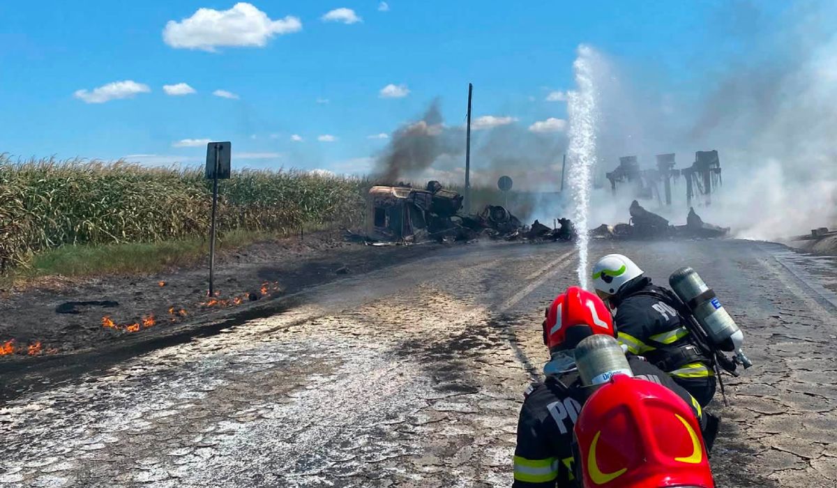 Autocisternă încărcată cu benzină, în pericol de explozie după un accident în Hârșova. Pompierii intervin cu roboți și au evacuat zona pe o rază de 800 de metri