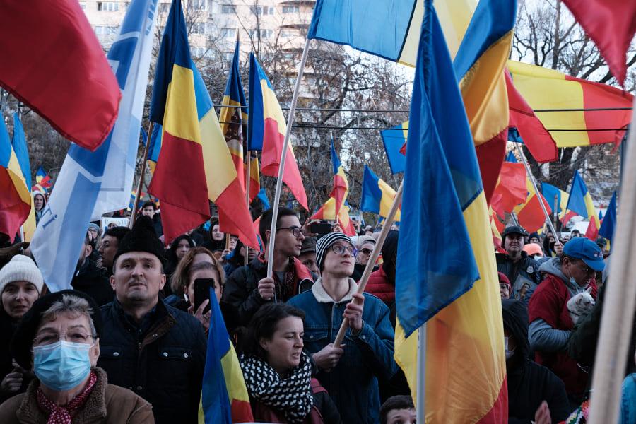 Protest anti-restricții, de Ziua Națională, în București. Sunt câteva sute de persoane în Piața Universității
