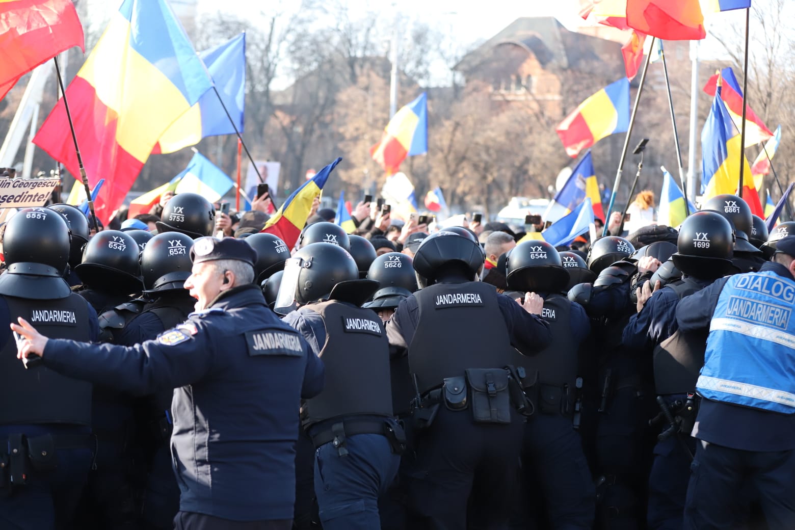 Patru dosare penale şi cinci amenzi, după protestul din Piaţa Victoriei. Jandarmii au folosit gaze lacrimogene