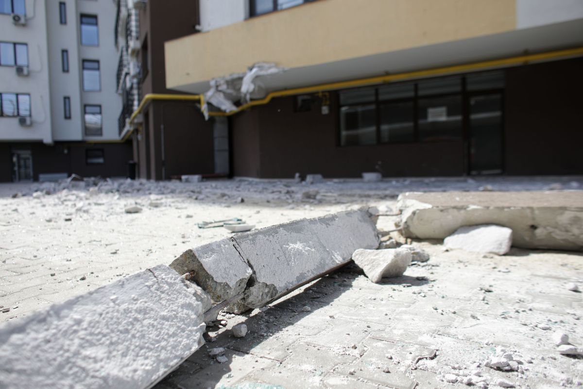FOTO/ Un autobuz STB a rămas fără frâne și s-a oprit într-un bloc. Patru persoane au fost rănite