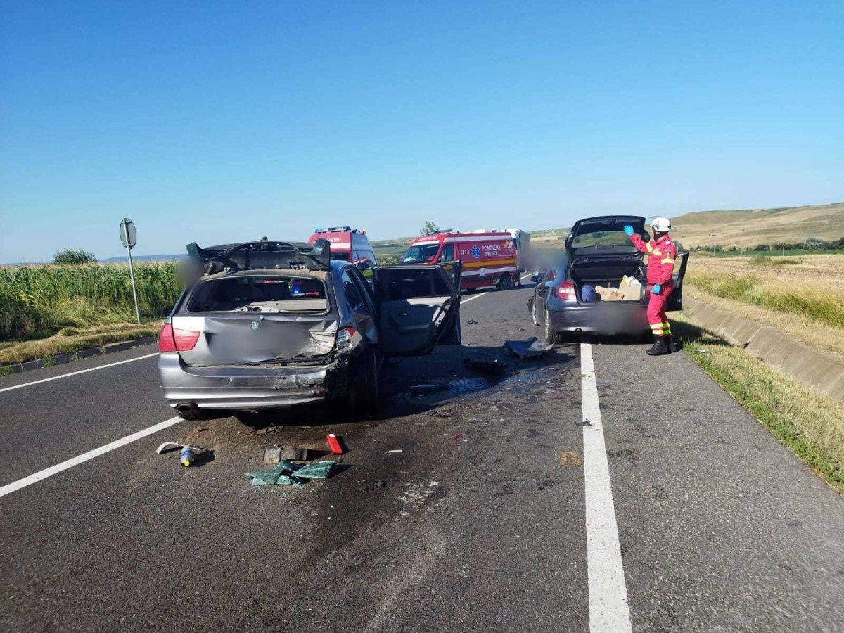 Trei mașini, implicate într-un accident în Suceava. Un copil și doi adulți, duși la spital