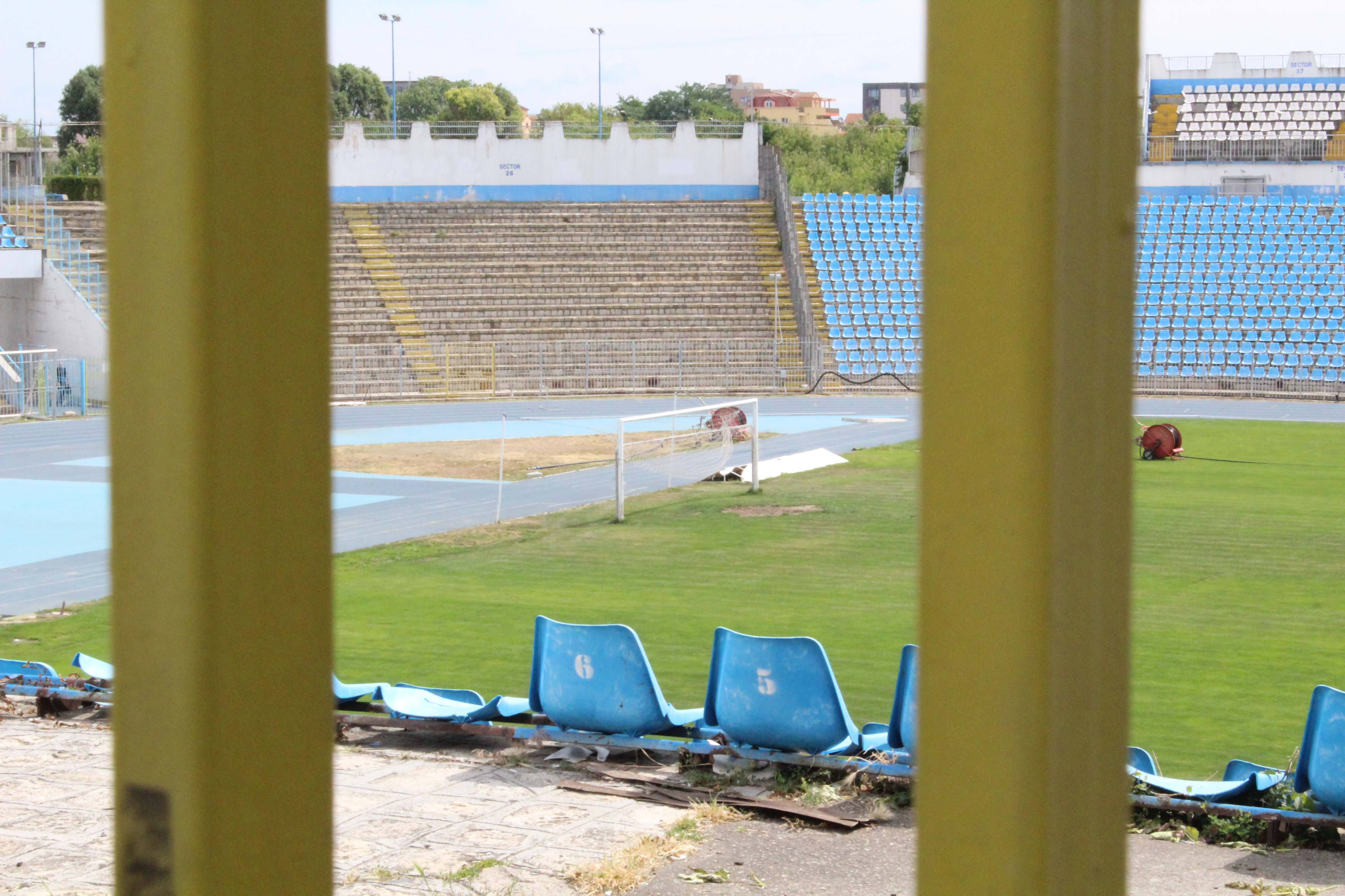 Supercupa de pe 8 iulie, pe un stadion ca după bombardament / FOTO