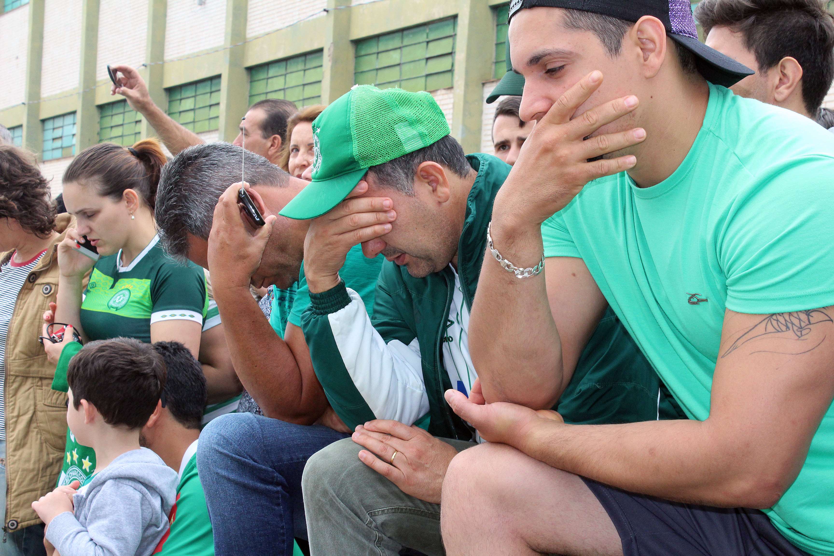Avion prăbușit în Columbia. Ultimele imagini cu jucătorii de la Chapecoense înregistrate în timpul zborului! Fanii plâng la stadion | GALERIE FOTO&VIDEO