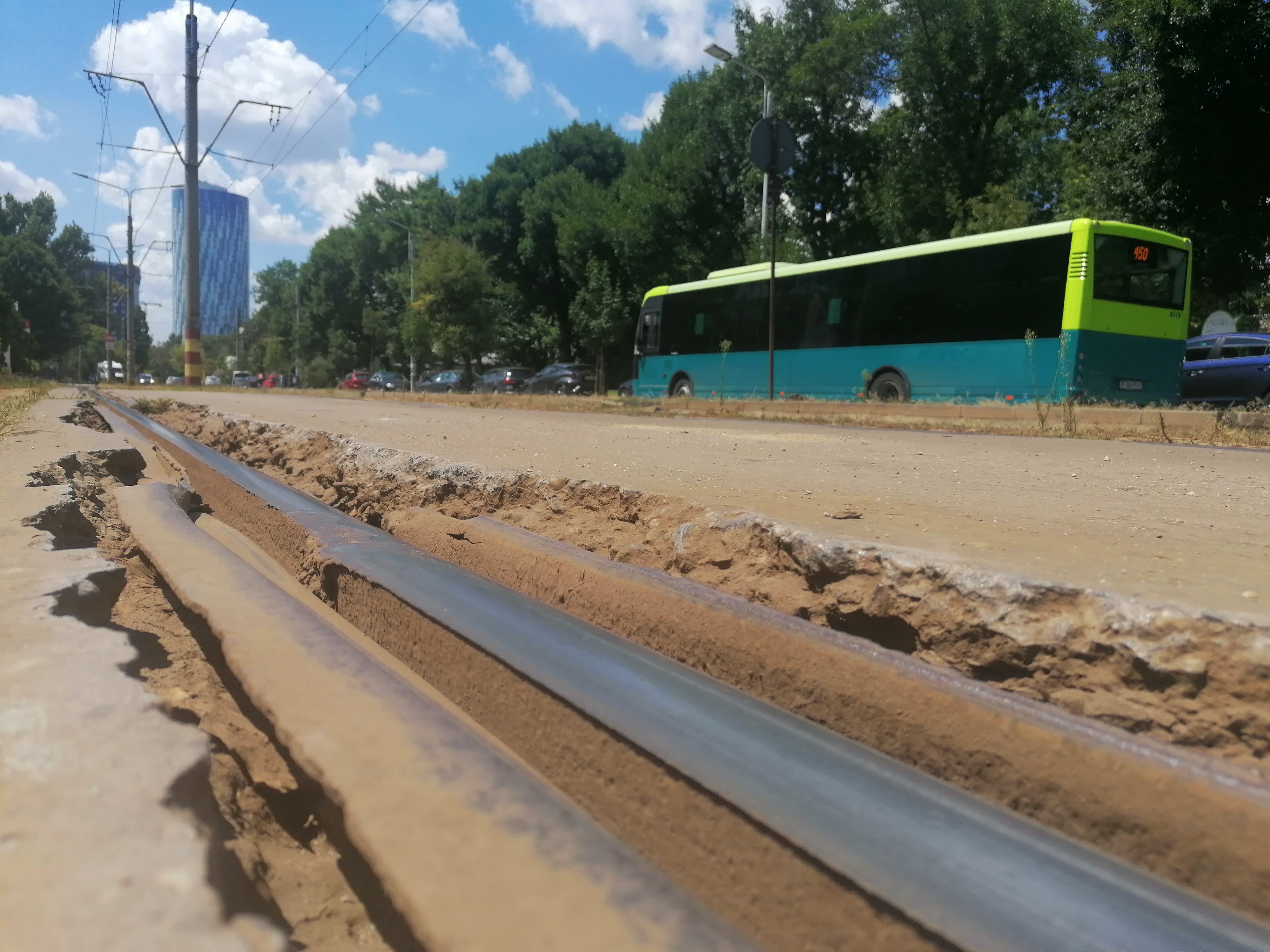Gropi, șine rupte și segmente lipsă. Imagini cu liniile de tramvai care îi înspăimântă pe bucureștenii care vin la muncă în Pipera: „Mai bine cobor cu două stații înainte”