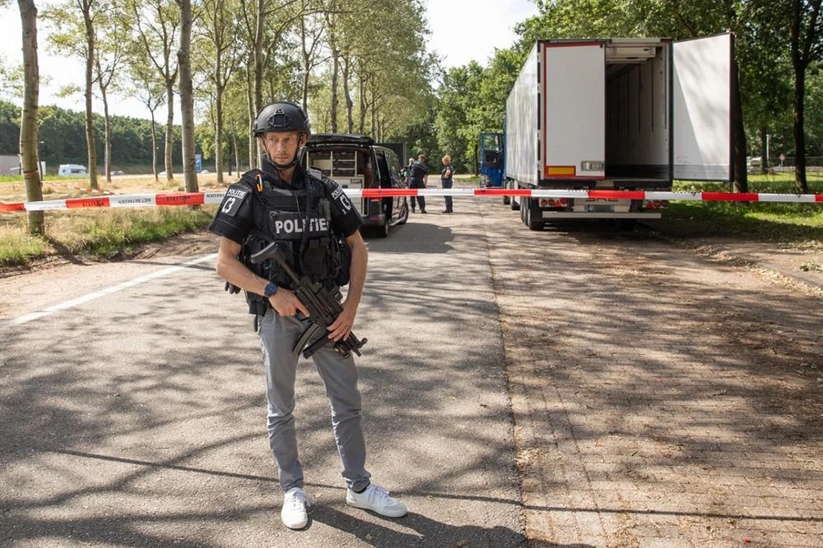 S-a aflat de ce polițiști înarmați până în dinți au păzit camionul unui șofer român în timp ce era percheziționat de criminaliști, în Olanda